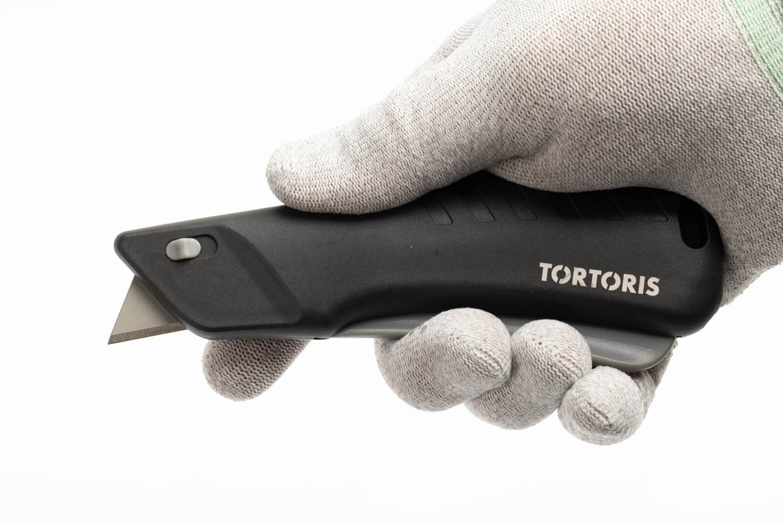 S24-saftey-cutter-automatic-blade-retraction-in-hand-TORTORIS_1600
