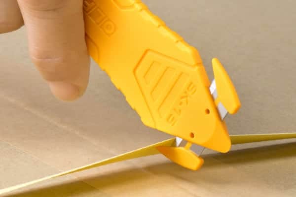 Bänder & Klebeband — BoxCutter Sicherheitsmesser OLFA SK15 im Einsatz