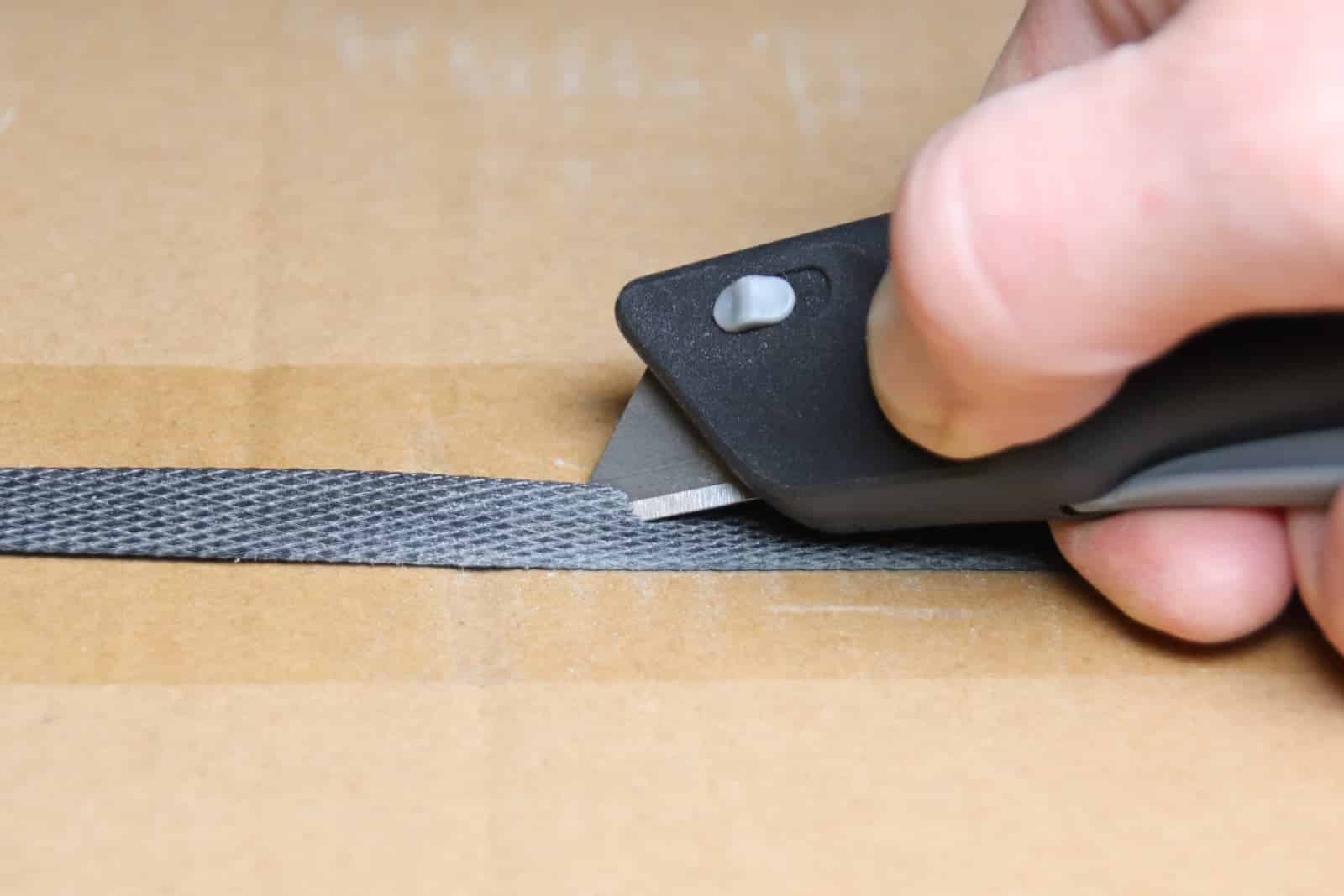 Umreifungsband (PP/PET) — Sicherheits Cuttermesser Tortoris S24 im Einsatz
