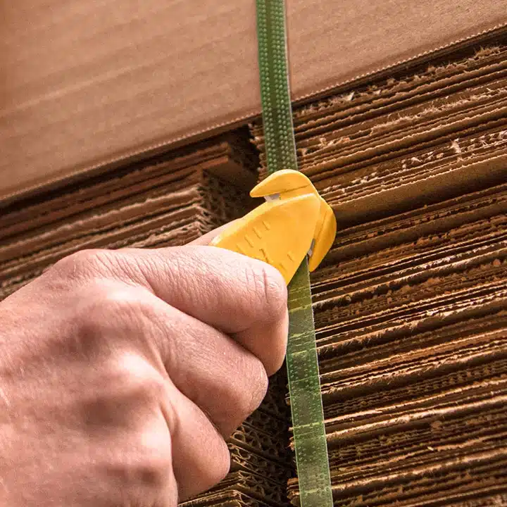 Umreifungsbänder — Sicherheitsmesser Klever Kutter im Einsatz