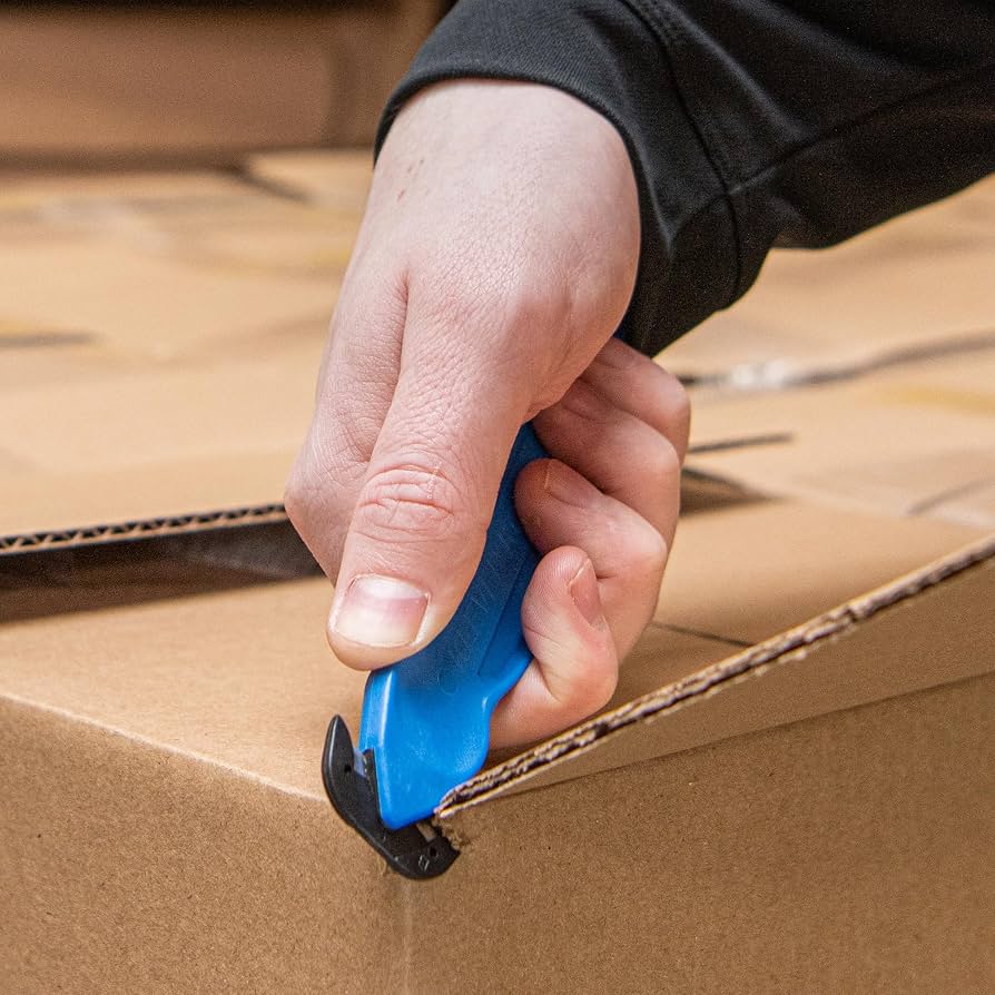 Sicherheitsmesser mit Schutzhaken trennt die Lasche eines Kartons ab