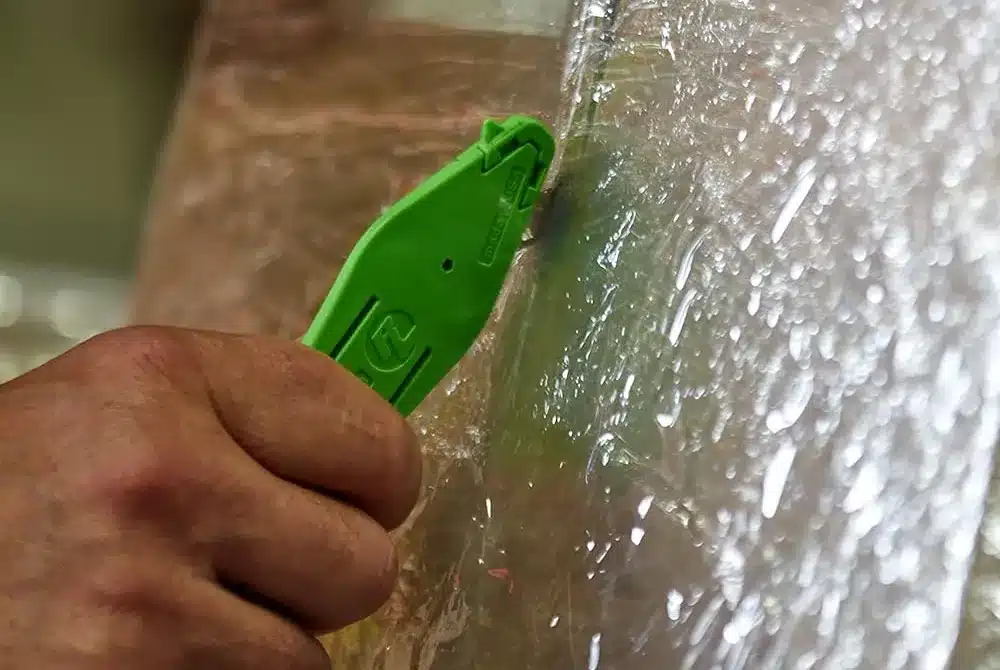 Stretch- & Schrumpffolie — Sicherheitsmesser BoxCutter CB100 im Einsatz