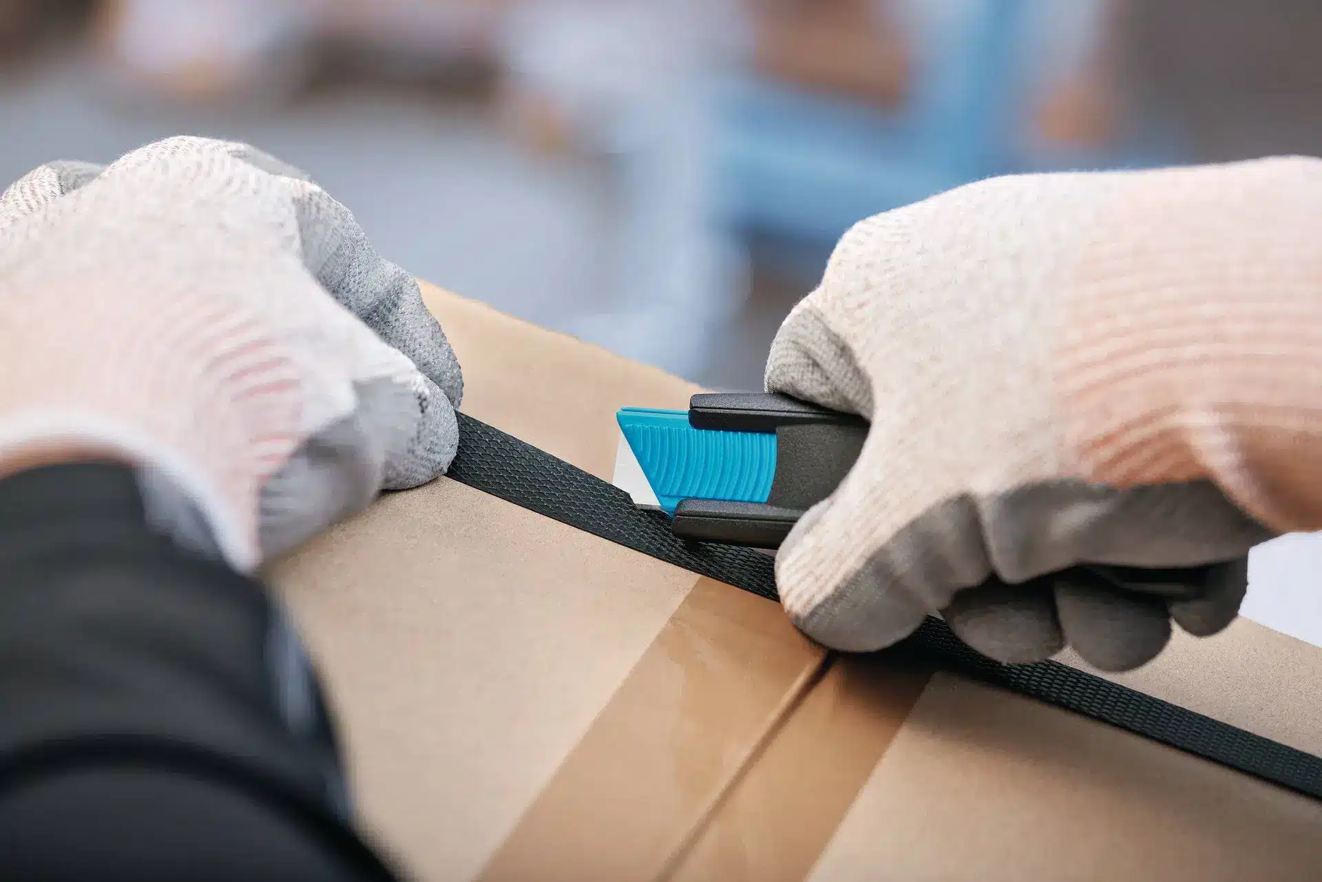 Umreifungsband (PP/PET) — Sicherheitsmesser martor Secunorm 175 im Einsatz