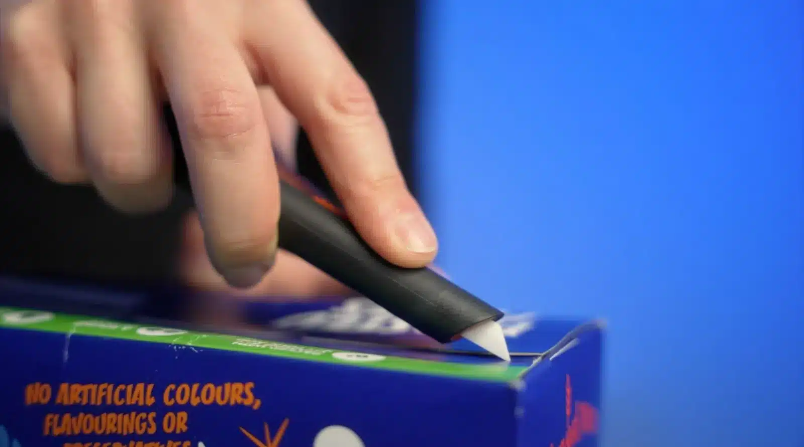 Wellpappe & Kartonagen — Keramik Sicherheitsmesser mini manuell im Einsatz