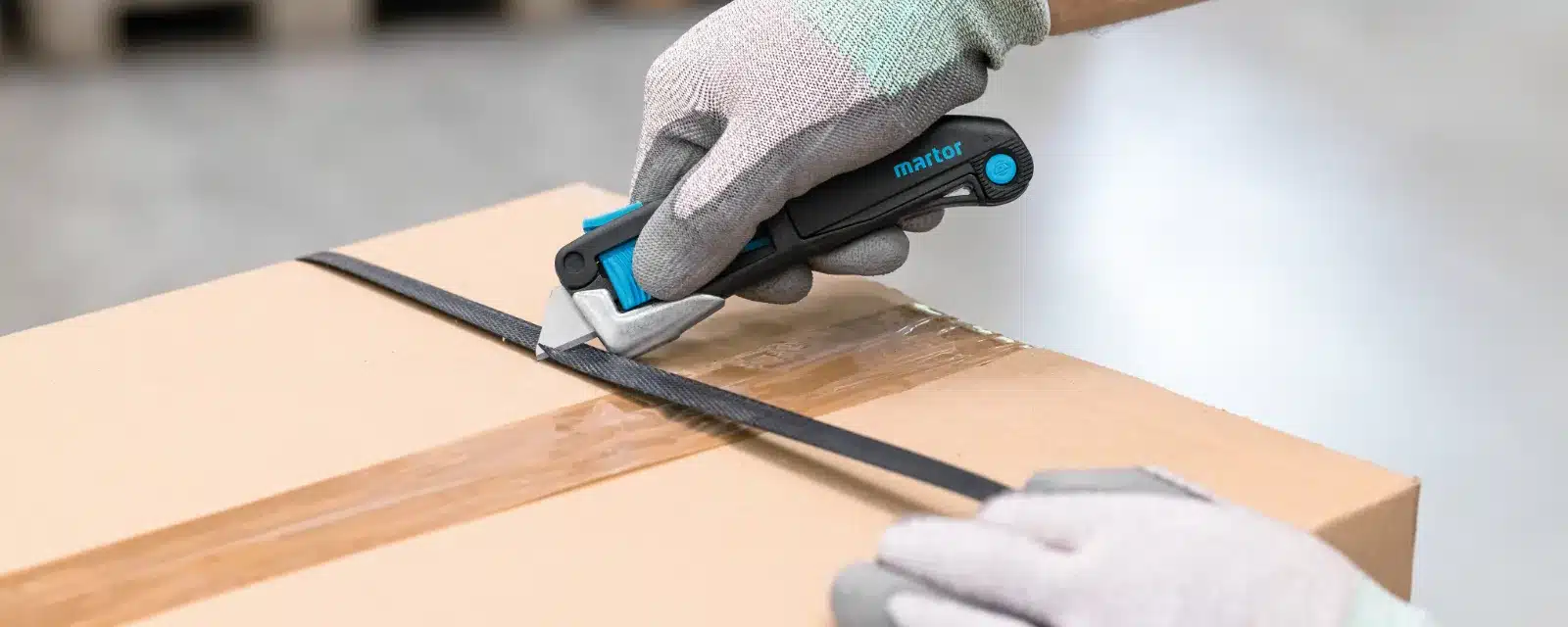 Umreifungsband (PP/PET) — Sicherheitsmesser martor Secupro Maxisafe im Einsatz