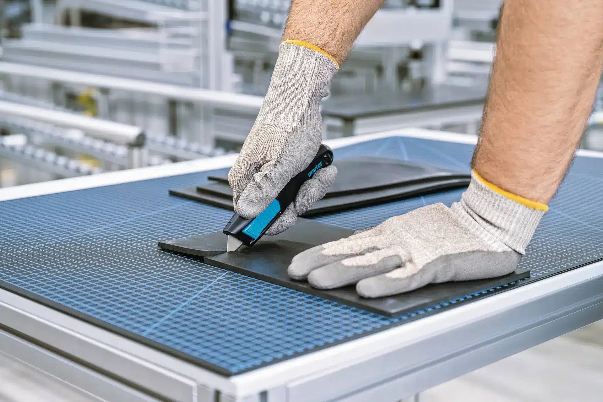 Gummi & Elaste — Sicherheitsmesser martor Secupro Megasafe im Einsatz