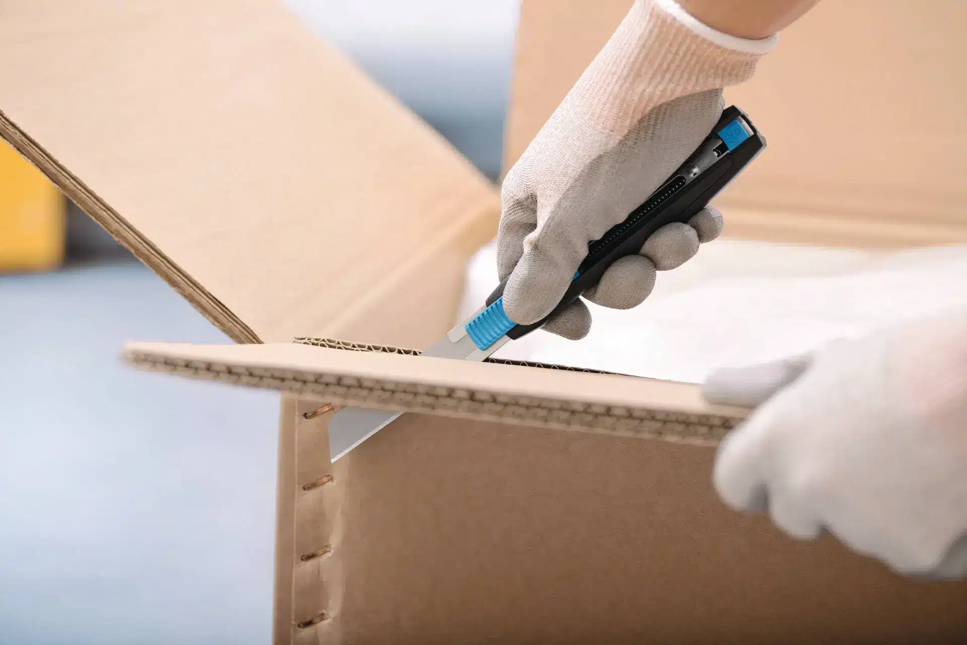 Wellpappe & Kartonagen — Sicherheits Cuttermesser extra lang Secunorm 380 im Einsatz
