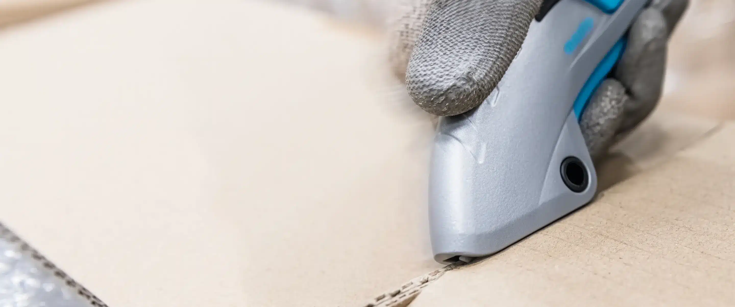 Sicherheitsmesser mit verdeckter Klinge beim Öffnen eines Kartons