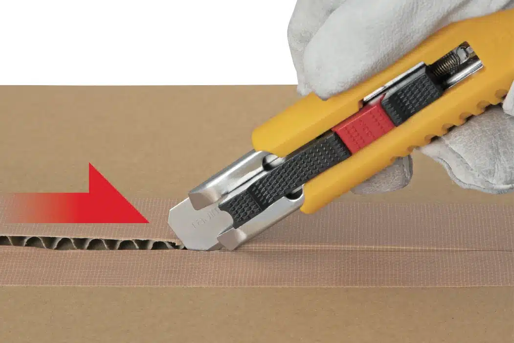 Sicherheitsmesser beim Aufschneiden von Wellpappe