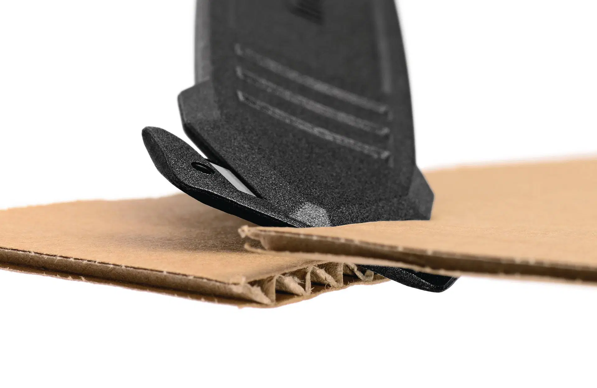 Sicherheitsmesser schneidet Wellpappe schräg angesetzt