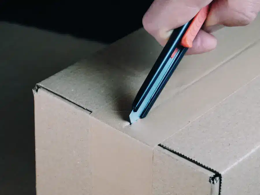 Klebeband — Sicherheits Cuttermesser mini lang im Einsatz