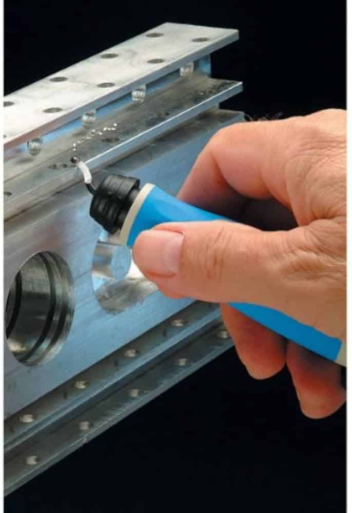 Noga-Entgrater entfernt Grate an einem Aluminiumprofil