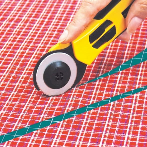 Textilien/Stoffe — Rollschneider OLFA RTY-2/NS, 45 mm mit geteilter Klingenabdeckung im Einsatz
