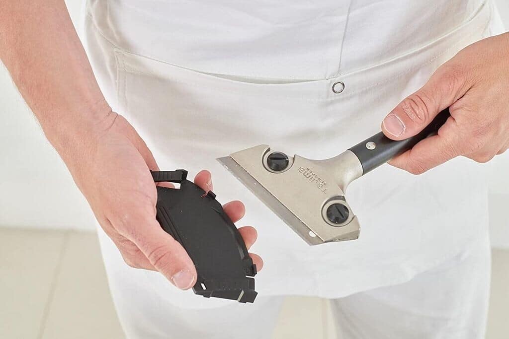 Industrie-Schaber Tajima mit Klingenhalter und abgenommener Klingenabdeckung