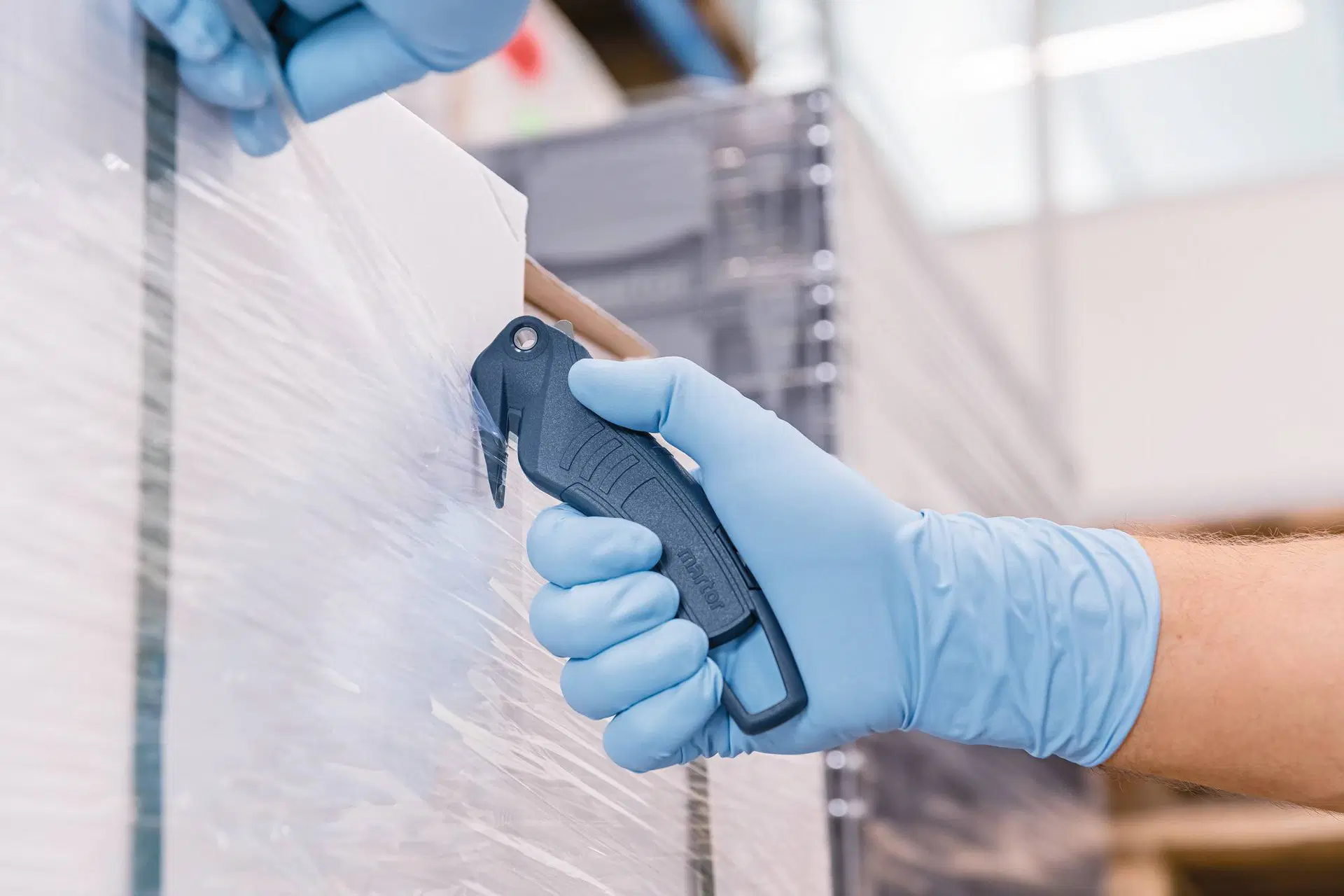 Folienmesser martor Secumax 320 MDP aus detektierbarem Kunststoff im Einsatz