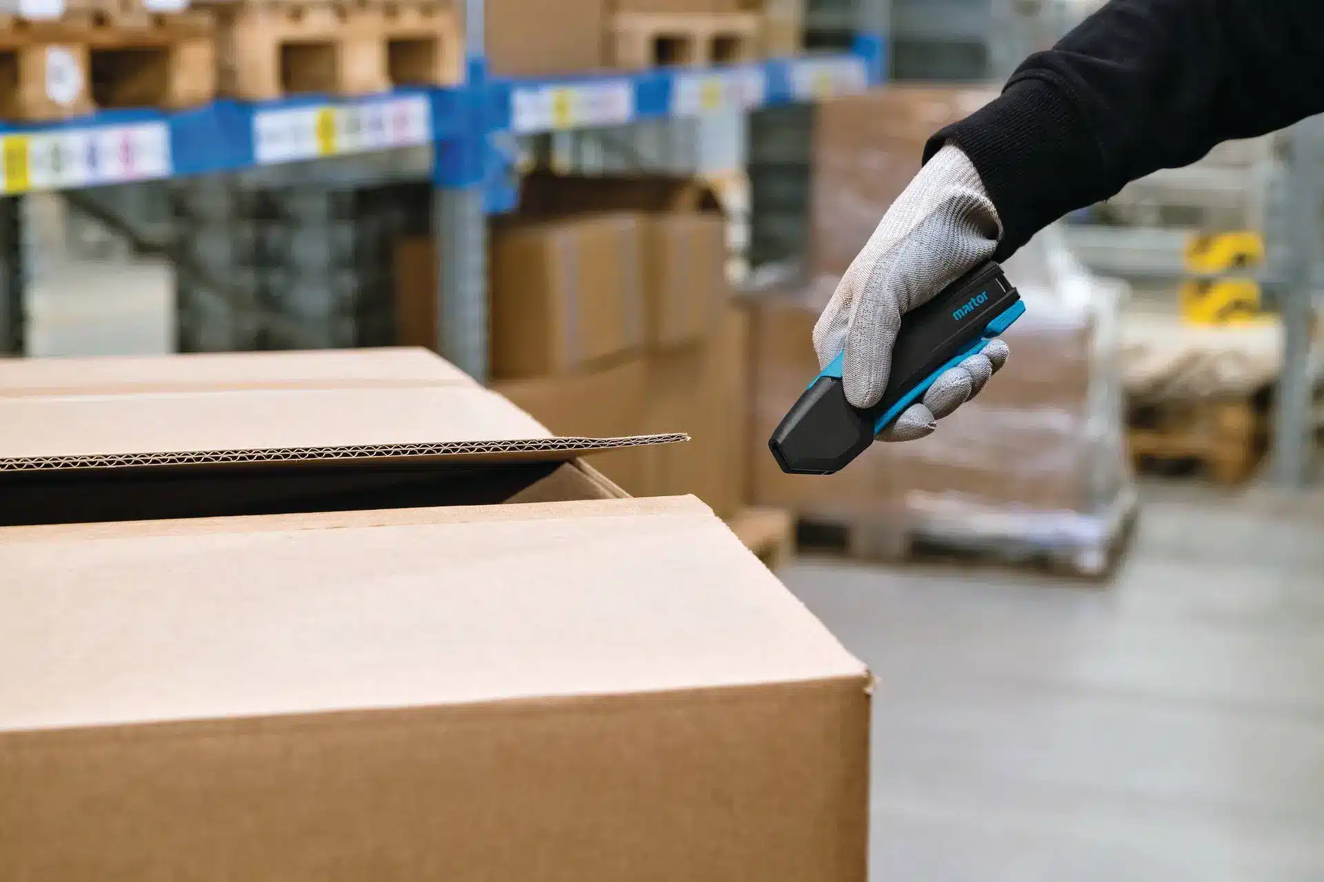 Karton – Abdeckeln/Ablaschen — Sicherheitsmesser martor Secupro 425 im Einsatz